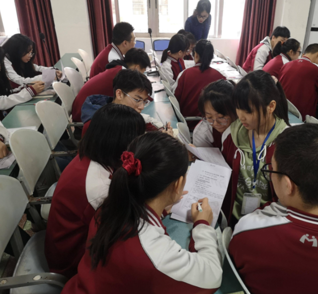 学生更大的自由度去探究教与学的新模式革新过程的生动