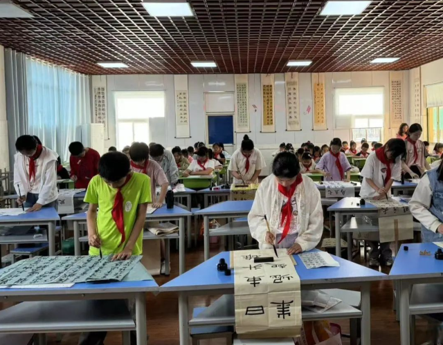 墨香氤氲笔锋流通各具特色的课后服务活动深受学生喜欢 墨香氤氲笔锋流通各具特色的课后服务活动深受学生喜欢