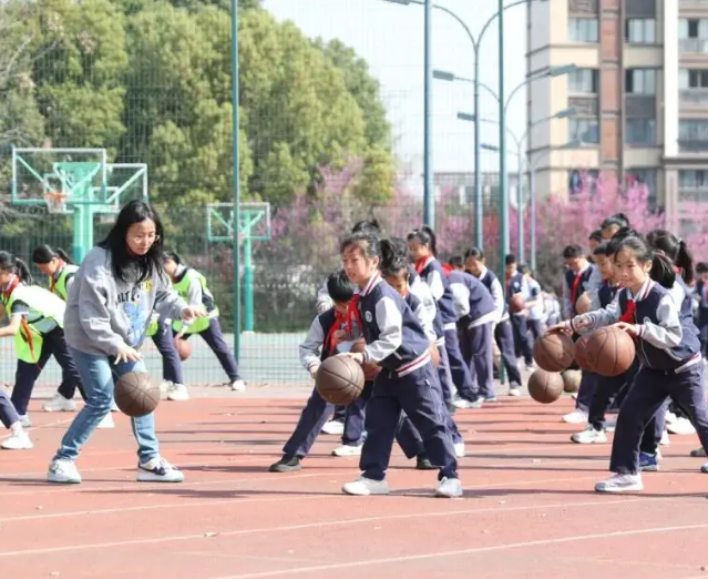 微运动场让学生在短时刻内实现放松身心与体能提高的多重效果